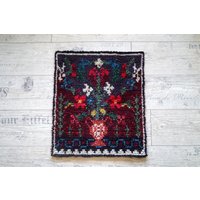 Handgewebter Wollteppich. Vintage Textilkunst. Handgemachter Wollteppich Fransenwolle Teppich Blumen in Einer Vase Gewebter Wollläufer von vintagdesign