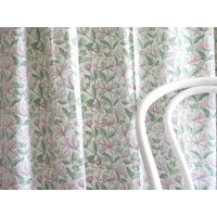 Blumen Vorhang Set, Von Boras, Lena Boije, Weiß Rosa Grün Blumenmuster, Baumwolle #4-71-11 von vintageTEXTILESdecor