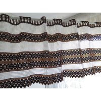 Vintage Valance, Weiß Braun Gestreift Maschinen Gehäkelt Landhaus Bauernhaus Fenster Behandlung #4-71-4 von vintageTEXTILESdecor