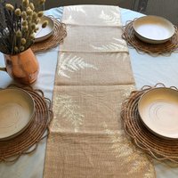 Jute Tischläufer Mit Gemaltem Blattgold Detail von vintagebohemianstyle