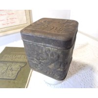 Alte Deckeldose Reliefprägung Metall Silber Mit Patina von vintagehappimillAT