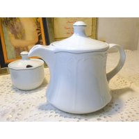 Lilien Porzellan Kanne + Zuckerdose Weiß von vintagehappimillAT