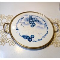 Shabby Tortenplatte Servieren Spritzdekor Metallrand Und 2 Griffe von vintagehappimillAT