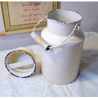 Vintage Milchkanne Email Weiß 2 Liter Mit Deckel Und Holzgriff von vintagehappimillAT