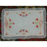 Magnificent Old Embroidery From France. Doily Embroidered Vintage . Wunderschöne Alte Handstickerei. Bestickte Tischdecke Handgestickt von vintagemadeinFRANCE