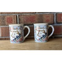Vintage Keramik Paar Geschenkgefertigt Japan Schwein Tassen, Schweine Mit Blauer Schleife Und Rosa Rosen, Bauernküche 10 Oz, 1980-90Er Jahre von vintagenorthfinds