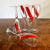 Set Von Fünf Vintage Weingläsern Diagonal Rot Und Goldband Across von vintagepointstore