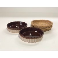Set Von Zwei Personal Größe 3 Ton Braun Keramik Quiche/Tortenplatte Kleine Steinzeug Platte W Korb Rattan Unterplatte von vintagepointstore