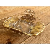 Wunderschöne 1950Er Jahre Gold Overlay Candy Dish/Trinket Mit Verschnörkten Griffen Und Schrägem Rand von vintagepointstore