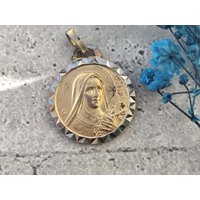Alte Religiöse Medaille Der Heiligen Thérèse in Goldfarbe von vintagereligious