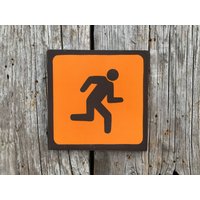 Laufendes Icon Sign | Handgemachtes Siebdruckschild National Park Symbol Schild Vintage Jogging Weg Marathon Fitness Exersize von vintagesigns