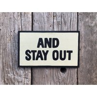 Und Bleiben Sie Draußen Zeichen | Futurama Handgemachtes Siebdruck-Schild Comic Animation Fernseher Schild Fernhalten Science-Fiction Türschild von vintagesigns