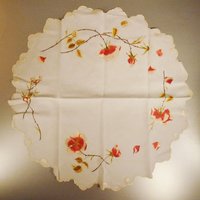 Kunst Und Handwerk Tablecloth Kleine Runde Linen Roses England Hand Bestickt 28 Im Durchmesser in Textil von vintagevasso
