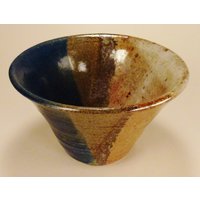 Moderne Studio Schale Keramik Signiert Braun Blau Grau Hohe Glasur Ca. 4In Groß X 7 In. Durchmesser Von Cindy Koh von vintagevasso