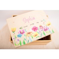 Erinnerungsbox Baby/Erinnerungskiste Zur Geburt, Geschenk Taufe Oder Kiste Mit Name Und Geburtsdaten Buntem Blumen-Motiv von vonMiaShop
