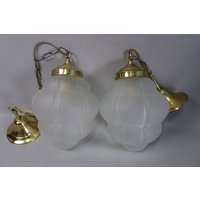 Set Aus 2 Vintage Pendelleuchten - Weißes Milchglas Und Messing 1970Er von vpcuriosities