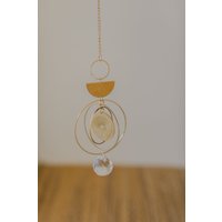 Goldener Mond Und Sonne Suncatcher Mit Regenbogenkristall // Runde Sonnenfänger Kristall Dekoration Geschenkidee von walnutandcherry