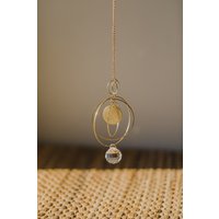 Goldener Runder Suncatcher Mit Regenbogenkristall // Sonnenfänger Kristall Dekoration// Geschenkidee von walnutandcherry