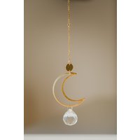 Goldener Suncatcher Mit Mond Und Regenbogenkristall // Runder Sonnenfänger Kristall Dekoration// Geschenkidee von walnutandcherry