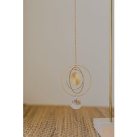 Goldener Suncatcher Mit Regenbogenkristall Sonne // Runder Sonnenfänger Kristall Dekoration// Geschenkidee von walnutandcherry