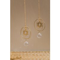 Goldener Suncatcher Mit Regenbogenkristall Und Blume // Runder Sonnenfänger Kristall Dekoration// Geschenkidee von walnutandcherry