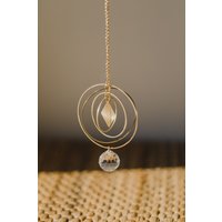 Goldener Suncatcher Mit Regenbogenkristall Und Raute // Runder Sonnenfänger Kristall Dekoration// Geschenkidee von walnutandcherry