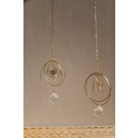 Goldener Suncatcher Mit Regenbogenkristall Und Sonne // Runder Sonnenfänger Kristall Dekoration// Geschenkidee von walnutandcherry