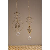 Goldener Suncatcher Mit Sterne, Mond Und Regenbogenkristall // Runder Sonnenfänger Kristall Dekoration// Geschenkidee von walnutandcherry