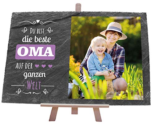 wandmotiv24 Schiefertafel Beste Oma, Mit Ihrem Farbfoto Bedrucken Lassen, Spruch in Lila Schrift, Holz-Staffelei zum Aufstellen, Querformat 30x20cm, Vintage Natur Schieferplatte, Fotogeschenk von wandmotiv24