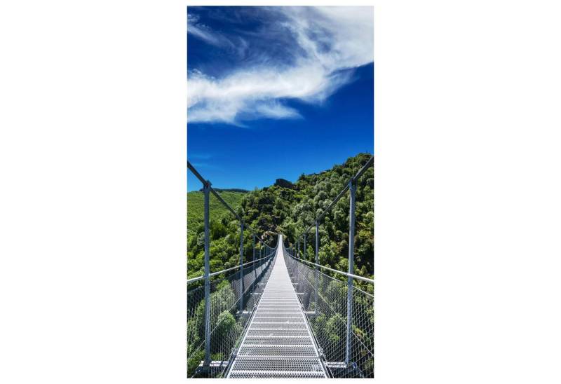 wandmotiv24 Türtapete Hängebrücke über Tal, Wald, Bäume, Natur, glatt, Fototapete, Wandtapete, Motivtapete, matt, selbstklebende Dekorfolie von wandmotiv24