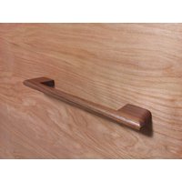 Eleganter Möbelknauf Aus Nussbaumholz Mit Abgerundetem Griff Und Abgerundeten Enden Eleganter Möbelknauf Aus Nussbaumholz Mit Abgerundetem Griff Und Abgerundeten Enden von waredesignworks