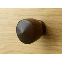 Mid-Century Modern Runder Möbelknopf Aus Nussbaum Holz von waredesignworks