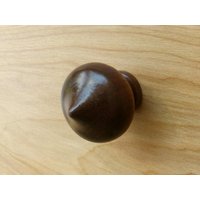 Runder Schrankknopf Aus Nussbaumholz in Spatenform Runder Schrankknopf Aus Nussbaumholz in Spatenform von waredesignworks