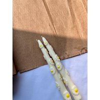 Daisy Stabkerzen Mit Blumen Handgemacht Aus 100 % Rapswachs | 2 Stk Vegane Dekokerzen Für Dinner Und Hochzeit, Nachhaltiges Geschenk von waxzauberei