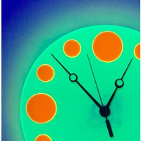 Pop Uhr in Grün Und Orange Florescent Acryl, 10" Moderne von whitevan