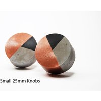 Viertel Bemalter Kleiner 25mm Schrankknopf Aus Beton. Zweifarbiges Design Viertel Bemalter Kleiner 25mm Schrankknopf Aus Beton. Zweifarbiges Design von whitewashedshop
