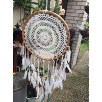 Hand Gehäkelter Bambus Dreamcatcher Mit Federn von wildorchidaustralia