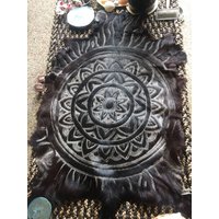 Handgeschnitztes Mandala-Design Aus Ziegenleder Handgeschnitztes Mandala-Design Aus Ziegenleder von wildorchidaustralia