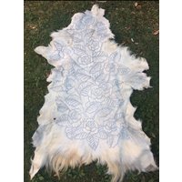 Handgeschnitztes Rosen Design Ziege von wildorchidaustralia