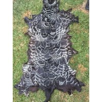 Handgeschnitztes Ziegenfell Dekorative Wandkunst Handgeschnitztes Ziegenfell Dekorative Wandkunst von wildorchidaustralia