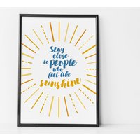 Bleib Nah Bei Menschen Die Sich Wie Sonnenschein Anfühlen - Positiver Motivationsdruck Freundschaftsgeschenk von winkdesignuk