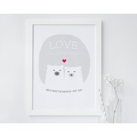 Süßer Bären Liebesdruck "Love Is All You Brauch' - Grau Personalisierter Druck Hochzeitsgeschenk Hochzeitstag Geschenk 7 Farben von winkdesignuk