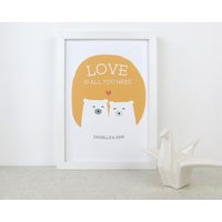 Süßer Bären Liebesdruck "Love Is All You Brauch' - Sonnengelb Geschenk Zum Jahrestag Hochzeitsgeschenk 7 Farbig von winkdesignuk