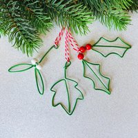 Set Aus Stechpalmen-, Efeu - Und Mistelzweig-Weihnachtsbaumschmuck von wireworksuk