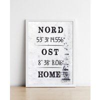Poster Koordinaten Für Zuhause | Personalisiertes "Home" Mit Struktur in Schwarz-Weiß, Auch Als Geschenk Größen - Und Rahmenwahl Poster Koordinaten Für Zuhause | Personalisiertes "Home" Mit Struktur in Schwarz-Weiß, Auch Als Geschenk Größen - Und Rahmenwahl von wohnstil
