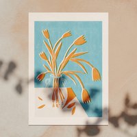 Tulpen in Vintage-Vase Linolschnitt-Kunstdruck Verschiedenen Farbkombinationen von wolfgangwahadesign
