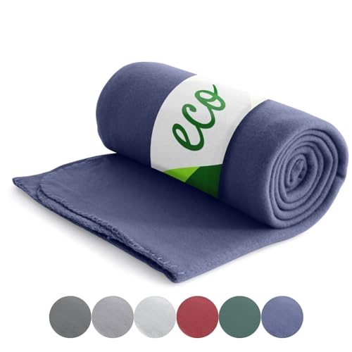 wometo Eco Fleecedecke aus 100% recyceltem Material + OekoTex und GRS Zertifiziert 130x160 cm ca. 400 g - dunkelblau mit Anti-Pilling und Kettelrand von wometo