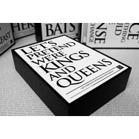 Alice Im Wunderland - Gerahmtes Zitat Let's Pretend We're Kings & Queens von wonderinalicelanduk