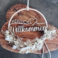 Trockenblumenkranz "Herzlich Willkommen' - Handgefertigter Türkranz Trockenblumenkranz "Herzlich Willkommen' - Handgefertigter Türkranz von woodLIKEvelvet