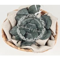 Christbaumanhänger | Acryl Personalisierter Weihnachtsschmuck Verlobung Geschenkanhänger von woodandweddingdesign